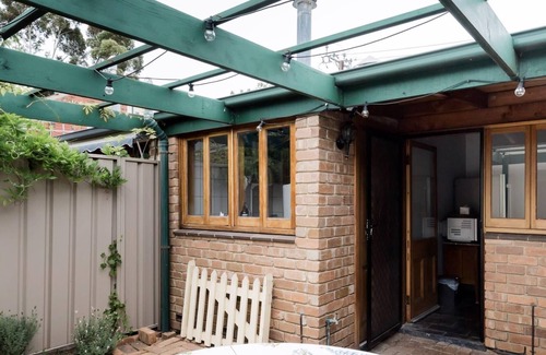 North Adelaide House | DARLING'S COTTAGE a welcoming historic row cottage