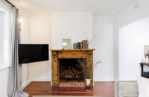 North Adelaide House | DARLING'S COTTAGE a welcoming historic row cottage