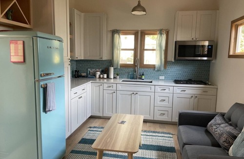 Santa Barbara Cottage | Darling Tiny House - 2 Blocks from State St.