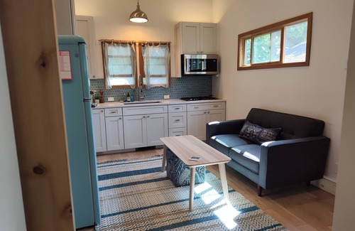 Santa Barbara Cottage | Darling Tiny House - 2 Blocks from State St.