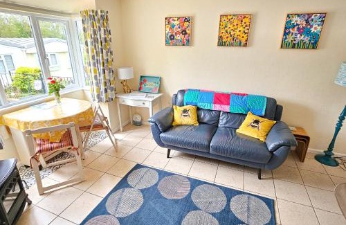 Galmpton Ski Chalet | Dart Haven - cheerful holiday bungalow in Galmpton