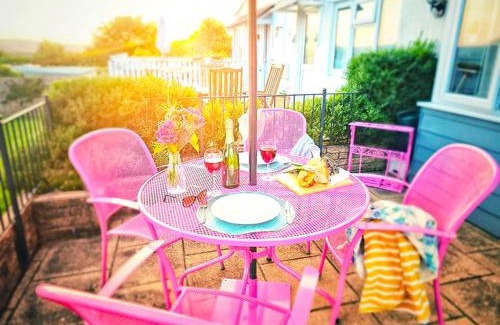 Galmpton Ski Chalet | Dart Haven - cheerful holiday bungalow in Galmpton