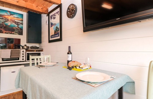 Totnes Cottage | DART VIEW HIDEOUT, pet friendly, character holiday cottage in Totnes