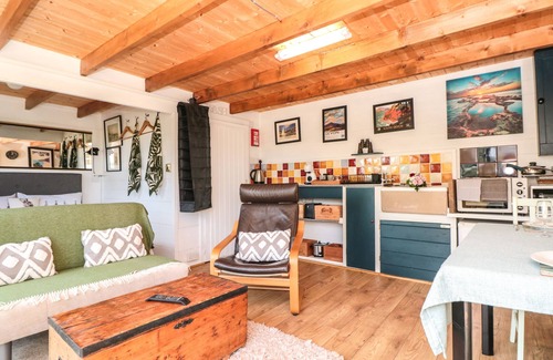 Totnes Cottage | DART VIEW HIDEOUT, pet friendly, character holiday cottage in Totnes