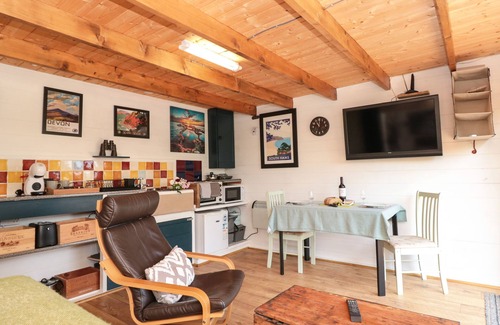 Totnes Cottage | DART VIEW HIDEOUT, pet friendly, character holiday cottage in Totnes