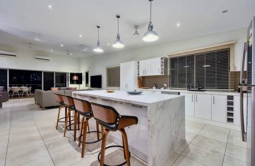 Stuart Park House | Darwin City Lights - city skyline views and jacuzzi