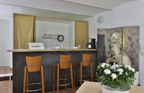 Bad Doberan Apartment | Das Kinozimmer ist Eine Hübsche Kleine und Helle Soutterainwohnung für Kinofans und Naturliebhaber Ideal Geeignet