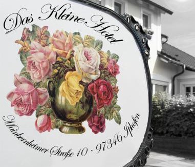 Iphofen Hotel | DAS KLEINE HOTEL IPHOFEN, Frühstückszauber, no waste, nachhaltig, nahe aller Weingüter, KNAUF GIPS KG und ConneKT, kleines Secret mit Garten & Terrassen, TV mirrorring, 55" TV, fine dining, Hunde willkommen