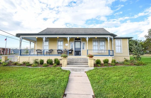 Schulenburg Cottage | Das Meyer Haus - Luxe Victorian