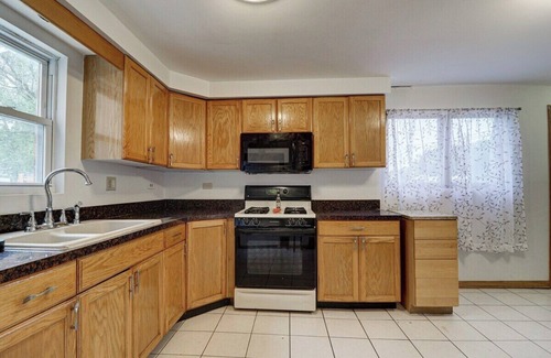 Des Plaines Apartment | David s Vacation Escapes Getaway Sleeps 6