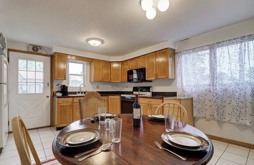Des Plaines Apartment | David s Vacation Escapes Getaway Sleeps 6