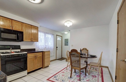 Des Plaines Apartment | David s Vacation Escapes Getaway Sleeps 6