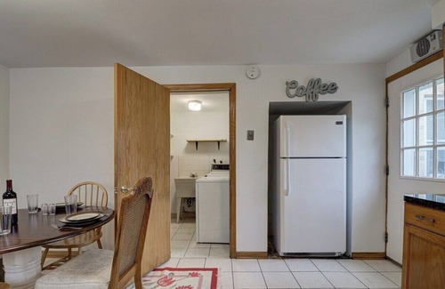 Des Plaines Apartment | David s Vacation Escapes Getaway Sleeps 6