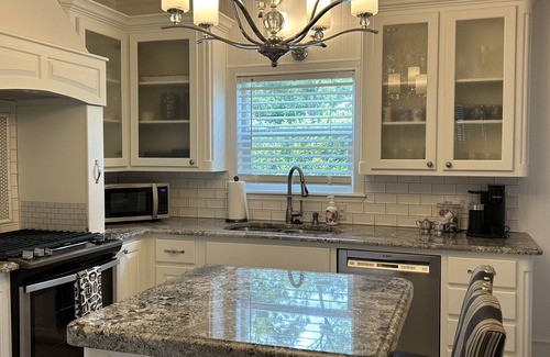 Sulphur Springs House | Davis Street Victorian - Steps away from Celebration Square !