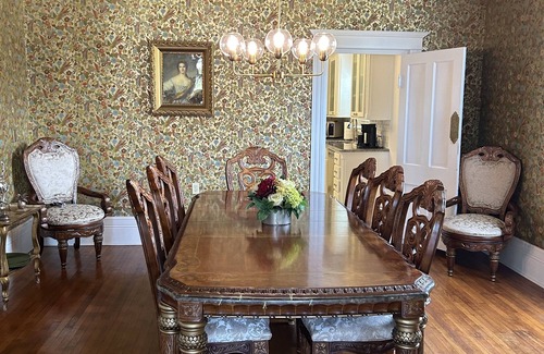 Sulphur Springs House | Davis Street Victorian - Steps away from Celebration Square !