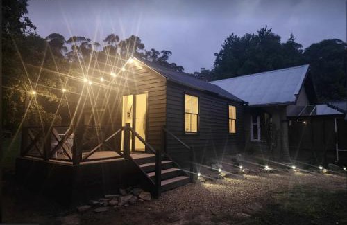 Dry Diggings Villa | Daylesford - Frog Hollow Estate -THE COTTAGE - enjoy a relaxing and romantic night away in our gorgeous little one Bedroom ROMANTIC COTTAGE under the apple tree with water views