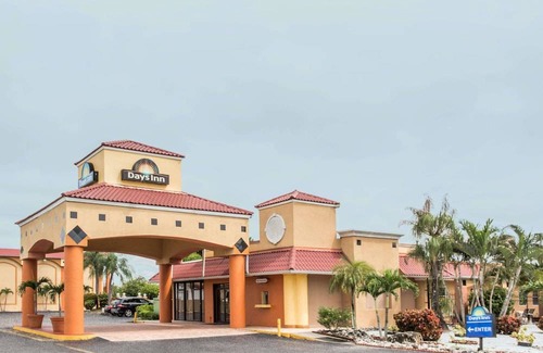 Biggar Hotel | Days Inn by Wyndham Fort Myers