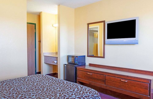 Canastota Hotel | Days Inn by Wyndham Canastota Verona