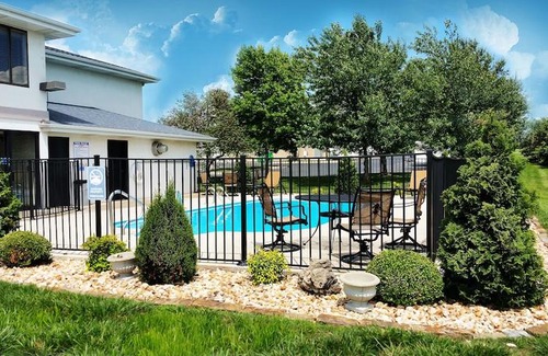 Turners Hotel | Days Inn by Wyndham Battlefield Rd Hwy 65