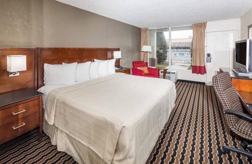Toddville Road Hotel | Days Inn by Wyndham Charlotte Airport North