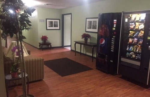 Lakewood Hotel | Days Inn by Wyndham Cleveland Lakewood