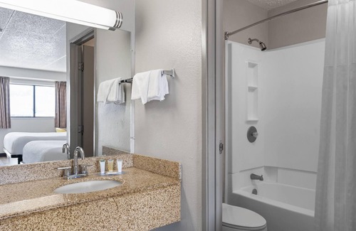 Cloverdale Hotel | Days Inn by Wyndham Cloverdale Greencastle