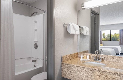 Cloverdale Hotel | Days Inn by Wyndham Cloverdale Greencastle