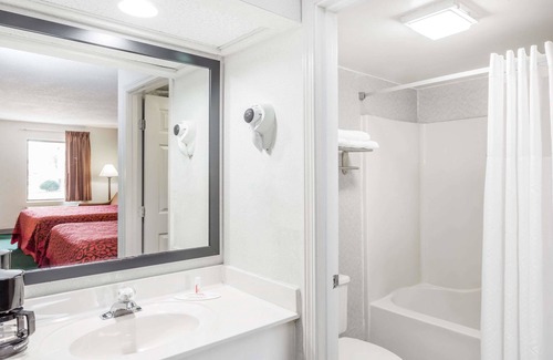 Hendersonville Hotel | Days Inn by Wyndham Hendersonville