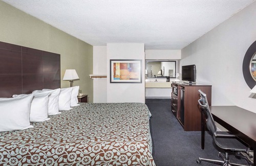 Hendersonville Hotel | Days Inn by Wyndham Hendersonville