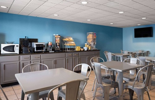 Neenah Hotel | Days Inn by Wyndham Neenah