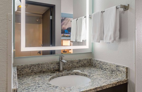 Neenah Hotel | Days Inn by Wyndham Neenah