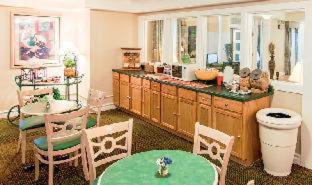 Arlington Heights Hotel | Days Inn & Suites by Wyndham Arlington Heights