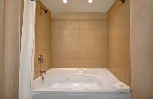 Collingwood Hotel | Days Inn & Suites by Wyndham Collingwood