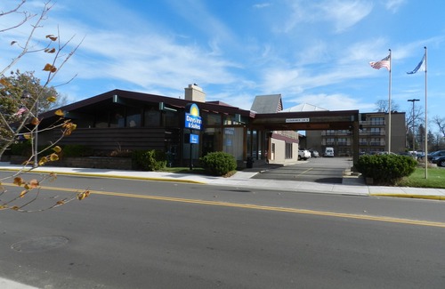 Rhinelander Hotel | Days Inn & Suites by Wyndham Rhinelander