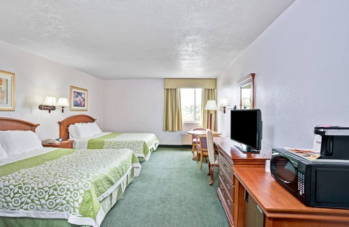 Fullerton Hotel | Days Inn & Suites by Wyndham Fullerton