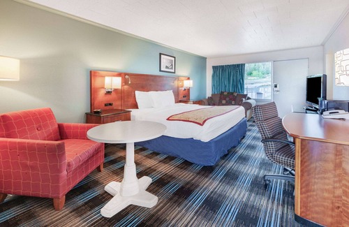 St Ignace Hotel | Days Inn & Suites by Wyndham St. Ignace Lakefront