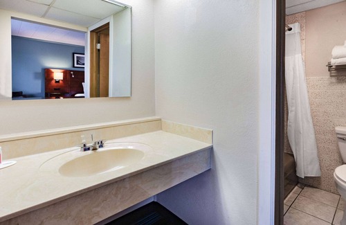 St Ignace Hotel | Days Inn & Suites by Wyndham St. Ignace Lakefront