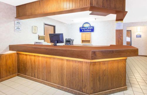 Davenport Hotel | Days Inn & Suites by Wyndham Davenport East