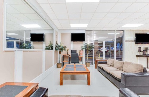 Bonanza Hotel | Days Inn & Suites by Wyndham Laredo