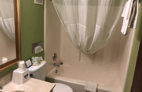 Girard Hotel | Days Inn & Suites by Wyndham Youngstown/Girard Ohio