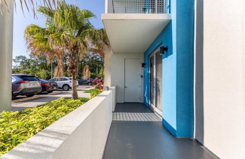 Daytona Beach Apartment | Daytona 2BR w Parking – Family Pet Friendly