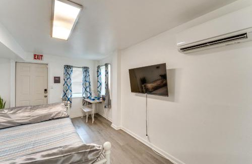 Smith's Memento Apartment | Daytona Beach Studio Walk to Boardwalk and Pier!