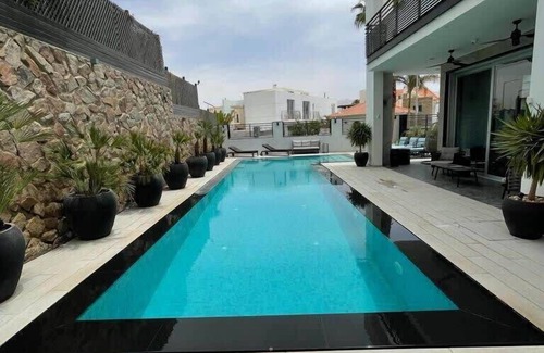 Eilat Villa | Dazzling Villa Built in Contemporary Style