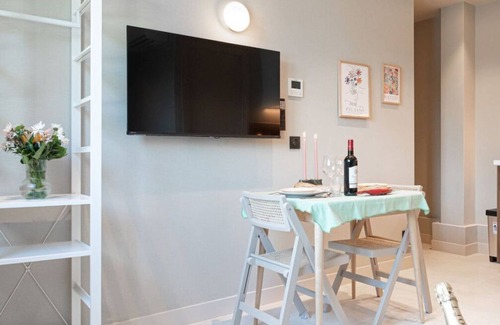 Necker Apartment | De Montescal - A/C & Hot Tub Studio