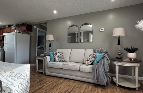 Abingdon House | Dean's Cozy Cottage, in the outskirts of Abingdon, Big deck and rocking chairs.