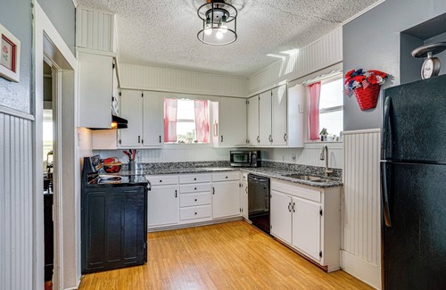 Rosston House | Decatur Farmhouse Getaway w/Deck & Backyard