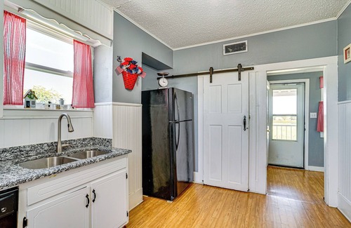 Rosston House | Decatur Farmhouse Getaway w/Deck & Backyard