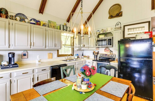 Zionville Cottage | Deck, Fire Pit, Games: Family Escape Near Boone