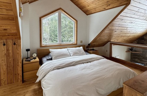 Magnetawan Cottage | Deer Cove - Private Cottage w/ Hot Tub, Large Dock. Pet-Friendly!