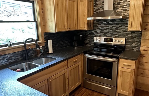 Piney Flats Cabin | Deer Lick cabin Lake front cabin that sleeps 6. Minutes from Bristol